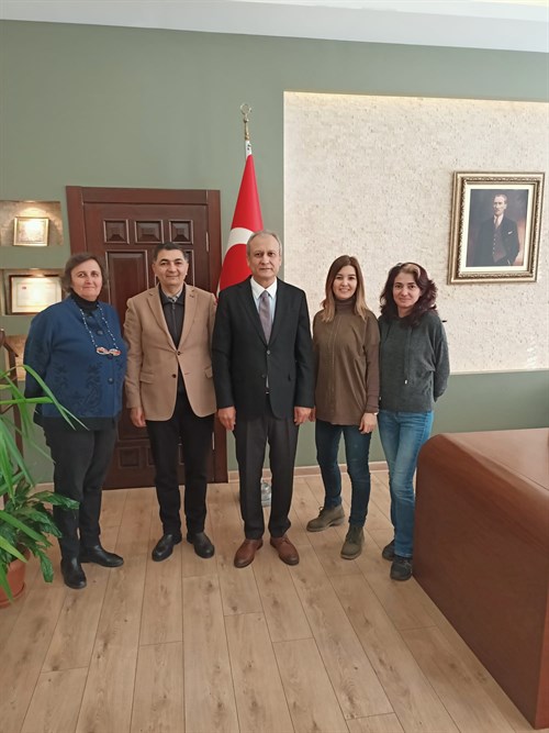 İzmit Cahit Elginkan Anadolu Lisesi Müdürü ve Okul Aile Birliği Yönetimi, İlçemiz Kaymakamı Ali PARTAL'ı makamında ziyaret etti.